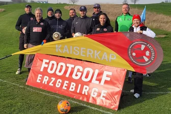 In 30 Tagen zur WM: Einmalige Footgolf-Chance für Hobbyfußballer in Gahlenz - Die Mitglieder des Footgolfclubs Erzgebirge mit Präsident René Schmitt (2. v. l.) freuen sich neben der Club-WM in Lyon auch schon auf das eigene „Kaiserkap“-Vereinsturnier, das im Herbst diesen Jahres in Gahlenz stattfinden wird.