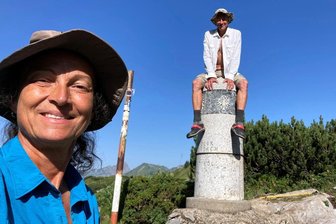 In 55 Tagen durch Deutschland von Norden nach Süden: Vogtländer absolvieren 1000-Kilometer-Wanderung - Nach 1035 Kilometern zu Fuß durch Deutschland am Ziel: Romy und Stefan Marienthal erreichen das Haldenwanger Eck im Allgäu, den südlichsten Punkt Deutschlands.