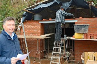 In 600 Jahre altem Bergkeller soll bald wieder gefeiert werden - Andreas Grau freut sich über den Baufortschritt am an der Talstraße in Ruppertsgrün gelegenen Bergkeller, den die Herren von Schönfels im 15. Jahrhundert zur Kühlung von Bier angelegt haben. 