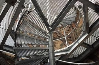 In 70 Jahren viele Spuren hinterlassen - In der Burgruine Liebau installierten die Herrmanns diese Spindeltreppe.