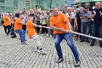 In Adorf ziehen alle an einem Strang: Truckerziehen ein Höhepunkt beim Stadtfest - Kraftübung für die Teams, Gaudi für die Schaulustigen war das Truckziehen, bei dem sich alle ins Zeug legten.