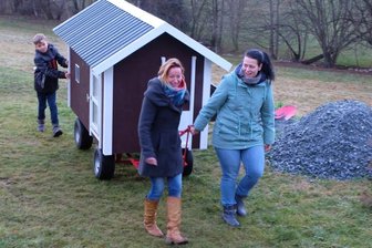 In Adorfer WG wird Platz für tierische Neuzugänge geschaffen - "De Pony WG"-Vereinschefin Romy Schirmer, Hofbesitzerin Heike Richter und deren Sohn Matty (von rechts) mit dem transportablen Hühnerstall, nach dessen Vorbild nun ein eigenes Exemplar auf dem Gelände in Adorf gebaut werden soll.