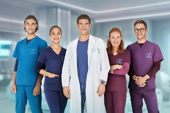 „In aller Freundschaft“: Auch die jungen Ärzte werden älter - Dr. Ben Ahlbeck (Philipp Danne, Mitte) mit den neuen jungen Ärzten Ivo Maric (Jakob D´Aprile), Sofia Galura (Olivia Papoli-Barawati, links) und Tamar Hummel (Linda Kummer) sowie Oliver „Olli“ Probst (Arne Kertész, rechts).Foto: ARD/Markus Nass