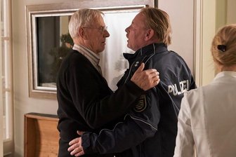 "In aller Freundschaft": Rolf und Sohn Ben Becker stehen erstmals gemeinsam vor der Kamera - Im Bild: Rolf Becker als Otto Stein (li.) und Ben Becker als Ulrich Zweigert. Foto: Rudolf Wernicke/MDR