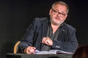 „In aller Freundschaft“-Star kommt nach Clausnitz - Michael Trischan hat im September 2022 das Publikum im Olbernhauer Theater Variabel begeistert.