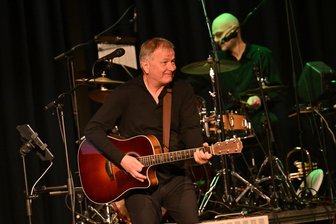 „In aller Freundschaft“-Star: TV-Arzt tauscht weißen Kittel im Erzgebirge gegen Gitarre - Thomas Rühmann und seine Band haben das Publikum in Stollberg begeistert.