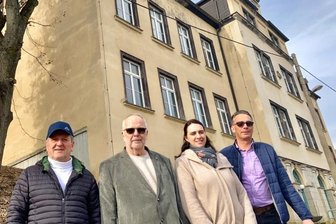 In alte Grundschule ziehen bald Senioren ein - Bürgermeister Siegfried Baumann sowie Harry Tröger, Isabel Passauer und Michael Tröger (von links) vor der ehemaligen Grundschule in Bockau, die zum Seniorenwohnpark umgebaut wird.