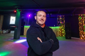 In alter Textilfabrik: Neue Event-Location zum Mieten öffnet in Plauen - Jörg Rödel ist Betreiber der leuchtenden Partyräume zum Mieten in der Hans-Sachs-Straße. Er hat im Vogtland sieben Firmen am Start.