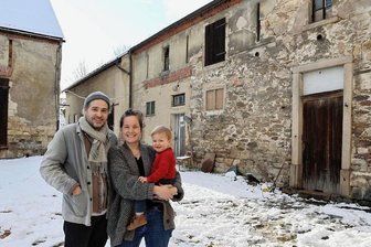 In altes Bermsgrüner Bauerngut zieht neues Leben ein - Eines der ältesten Bauerngüter in Bermsgrün hat einen neuen Eigentümer: Moritz Richard Schmidt, hier mit seiner Frau France Orsenne und dem gemeinsamen Sohn Léonard Orsenne im Hof der Dorfstraße 40. Die Gebäude können ihr Alter nicht verbergen - und sie sollen es auch gar nicht. 