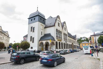 In altes Postgebäude in Aue zieht neues Leben: Hier gibt es jetzt Möbel für den kleinen Geldbeutel - In das alte Postgebäude am Postplatz in Aue ist neues Leben eingezogen. Hier hat eine Möbelbörse eröffnet.