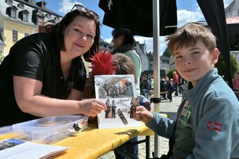 „In anderen Städten gibt es kein vergleichbares Kinderfest“ - „Halli Galli“ auf dem Schneeberger Markt - Susi Strech vom Musikkorps der Bergstadt Schneeberg mit Henry Balsing beim Suchspiel.