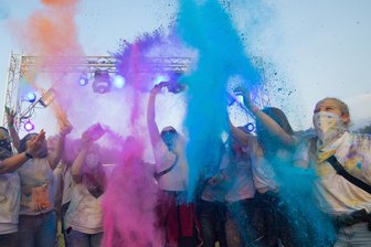 In Anlehnung an indisches Holi-Fest: Zwickau erhält Farbfestival „Paint the Sky“ - Auch im Erzgebirge fanden bereits Holi-Festivals statt, wie hier 2019.