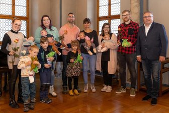 In Annaberg bekommen Babys sogar eine eigene Münze - Die Neugeborenen bekommen im Beisein von Eltern und Geschwistern unter anderem Geburtstaler überreicht.