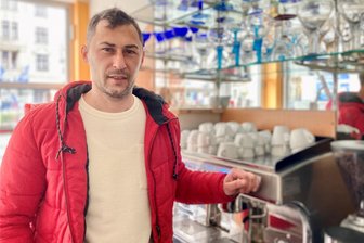In Aue gibt es bald wieder leckeres Eis: Familienvater erfüllt sich mit Café am Altmarkt einen Traum - Pervan Costinel erfüllt sich mit dem Eiscafé am Auer Altmarkt einen lang gehegten Traum. Der Familienvater startet diesen Freitag den Straßenverkauf und am 1. Mai richtig durch.