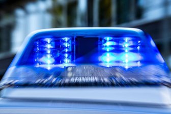 In Aue mit Messer gedroht, auf Motorhaube geworfen, Beamte bespuckt - Polizei im Dauereinsatz - Zu gleich mehreren Einsätzen musste die Polizei am Donnerstag in Aue ausrücken.