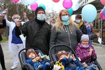 In Aue steigen Luftballons für kleine Kämpfer auf - Familie Schwertl (Mitte) aus Rittersgrün ließ gemeinsam mit den Helios-Mitarbeitern Ballons in die Luft steigen. Mutter Tanja und Vater Alexander sind stolz auf ihre Zwillinge Nick und Felix sowie Tochter Leonie (v. l.). 