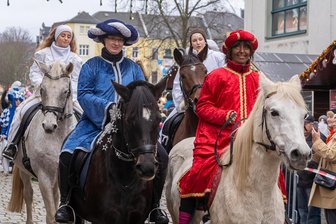 In Auerbach gibt es diesmal sogar zwei Weihnachtsmärkte - Der Märchenumzug vom Pferdesportverein Sorga ist eine der größten Attraktionen rund um den Weihnachtsmarkt. Am 1. Adventssonntag ist es wieder so weit. Der Umzug führt vom Hofaupark bis in die Innenstadt.