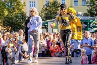 In Auerbach laden Einkaufsnacht, Museum, Messe und Musikschulfest zum Besuch - Wie im vergangenen Jahr, so beginnt auch die diesjährige Einkaufsnacht in Auerbach am Samstag mit einer Modenschau auf dem Neumarkt.