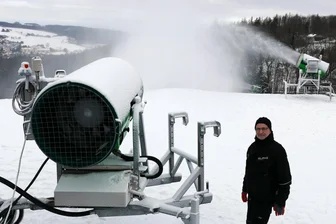In Augustusburg beginnt die Skisaison - Auf Rost's Wiesen in Augustusburg laufen die Schneekanonen von Betreiber Jörg Hammer seit dem Wochenende.