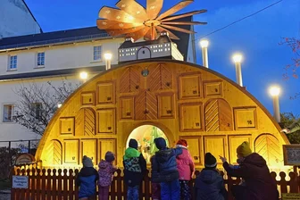 In Augustusburg bleibt das Licht an - In Augustusburg leuchtet der Adventskalender-Schwibbogen.