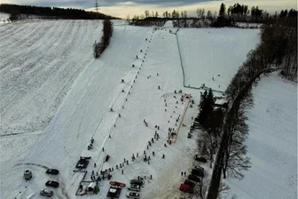 In Augustusburg drehen sich Skilifte trotz Tauwetter - Ein Luftbild vom Skihang in Falkenau zeigt den Besucheransturm am Sonntag.