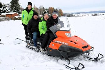 In Augustusburg geht`s mit 65 PS durch den Schnee - Eckard Müller (Ski Club Augustusburg), Benjamin Kahlert (Kreissportbund Mittelsachsen), Matthias Moser und Günther Hotopf (beide Ski Club/v.r.) freuen sich über das geförderte Loipenspurgerät.