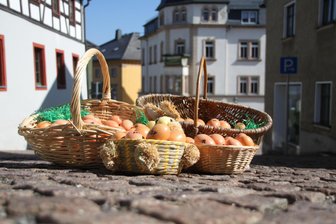 In Augustusburg rollen wieder die Ostereier - Zu Ostern rollen die Holzeier wieder durch die Altstadt von Augustusburg.