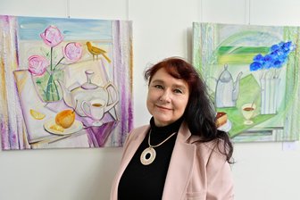 In Bad Elster: Eine Einladung für das Auge und die Seele - Ekaterina Peitz vor ihren Werken in der Kunstwandelhalle Bad Elster.