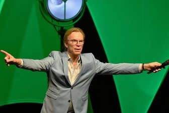In Bad Elster: Erna kommt nicht, weil Lippi eher weg muss - Eine mitreißende Schlagershow mit ehemaligen DDR-Stars erlebten die Besucher am Samstag im König-Albert-Theater Bad Elster. Im Foto: Zu den Mitwirkenden gehörte Wolfgang Lippert.