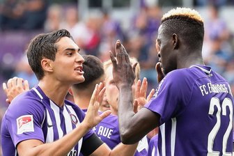 In Baden muss der Auer Knoten endlich platzen - Dirk Carlson (li.) und Babacar Gueye klatschen ab. Die beiden ehemaligen Karlsruher treffen am Samstag mit dem FC Erzgebirge wie auch Dimitrij Nazarov auf ihren Ex-Verein.