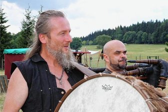 In Bärenstein messen sich bei Mittelalterspektakel die Barbaren - „Hallotri“ aus Wolkenstein und Großolbersdorf waren bei der ersten Auflage der Bärensteiner Mittsommernächte dabei.