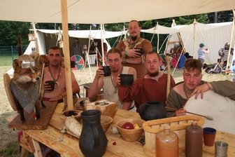 In Bärenstein wird's mittelalterlich - Sie lieben das Sippenleben: Tindur, Sven, Ginnar, Caskur (vorn von links ) und Modi (hinten). 