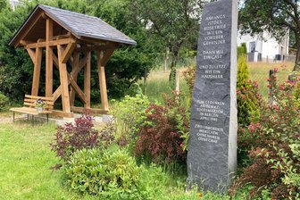 In Bergen und Oelsnitz: Erinnern zum Tag der Befreiung - Der Glockenstuhl und das Mahnmal für die ermordeten KZ-Häftlinge 1945 in Bergen.