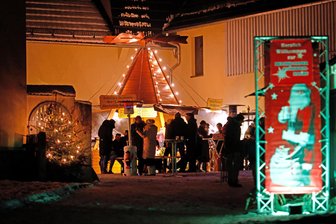 In Bernsdorf steigt die Glühweinnacht mit deftigen Leckereien und Musik - Am Samstag dreht sich die Grillpyramide von Familie Werner wieder auf dem Bauernhof in Bernsdorf.