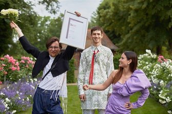 In Bio-Baumwolle zum European Fashion Award - Mode-Design-Student Lars Witkowski (links) jubelt über seinen Erfolg. Im Wettbewerb European Fashion Award "Fash" 2021 wurde er von der Hochschule Hannover mit dem 1. Preis im Bereich Studierende für seine Sommerkollektion "Oddity 1400" ausgezeichnet.