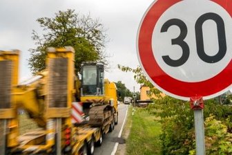 In Börnichen gilt Tempo 30 - Seit Freitag darf auf der Hauptstraße in Börnichen teilweise nur noch mit 30 Stundenkilometern gefahren werden. 