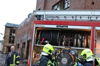 In Brache steht ein Sessel in Flammen - In einer Industriebrache brannte ein Sessel, das zog einen Feuerwehreinsatz nach sich.