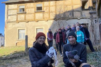 In Brockau tut sich Einmaliges: Damit 312 Tauben endlich in Frieden leben können - Im vogtländischen Brockau tut sich Erstaunliches - in Regie von Katja und Rüdiger Sagan (mit den Tauben Heidi und Kugel). Hinter der Initiative des Paares stehen einige Gleichgesinnte; meist sind es Frauen und Kinder.