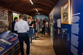 In Chemnitz galt früher die Sonnenzeit: Neue Ausstellung zur Eisenbahngeschichte - Die neue Ausstellung „Eisenbahn als Weltveränderer“ ist in einem Güterwagen auf dem Schauplatz Eisenbahn untergebracht.