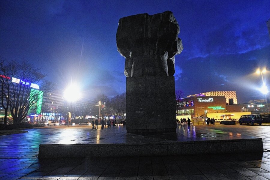 In Chemnitz gehen die Lichter aus: So will die Stadt Energie sparen - Auch das Karl-Marx-Monument soll abends und in der Nacht künftig nicht mehr angestrahlt werden. 