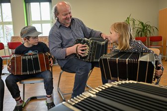 In Chemnitz lernen Grundschüler Bandoneon spielen - Der Dresdner Bandoneonist Jürgen Karthe unterrichtet an der Grundschule Reichenhain Kinder im Alter zwischen sieben und neun Jahren. Das dürfte deutschlandweit einmalig sein.