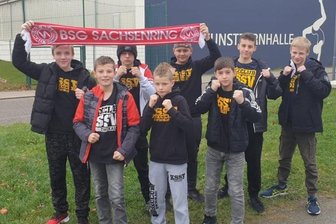 In Chemnitz um Pokale der Stadt Zwickau geboxt - Die Zwickauer Nachwuchsboxer am Samstag vor der Boxhalle des Chemnitzer Sportforums. Vorgänger der KSSV-Boxabteilung war bis 1990 die BSG Sachsenring Zwickau. 