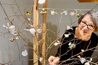 In Chemnitz und nicht von der Stange: Was Kunsthandwerker und Designer im Wasserschloss Klaffenbach bieten - Barbara Boehm mit ihren filigranen Batzdorfer Papierengeln.