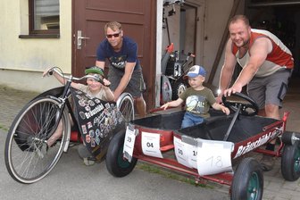 In Clausnitz im Erzgebirge startet die Konkurrenz für Formel Eins und Sachsenring-Motorrad Grand Prix - Der Fahrzeugaufbau ist vollendet: Die Besatzungen René Schmieder mit Felix und Steve Stenzel mit Anton (rechts) rollen mit ihren Eigenbau-Meppelmobilen aus der Rennstallwerkstatt.
