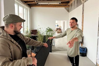 In Crimmitschau entstehen Büros auf Zeit - Unternehmer Robert Zurek (r.) und Projektmanager Eric Kästner haben vor der Eröffnung des neuen Coworking-Space in Crimmitschau noch alle Hände voll zu tun. Am Freitag soll aber der Großteil der buchbaren Arbeitsplätze eingerichtet sein.