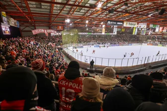 In Crimmitschau eskaliert der Streit zwischen Stadt und Eispiraten: Welches Schreiben das „Fass zum Überlaufen“ gebracht hat und wie die Lokalpolitik reagiert - Das Kunsteisstadion im Sahnpark ist die Heimspielstätte der Eispiraten Crimmitschau. Um die Lizenz für die nächste Saison zu erhalten, müssen Flex-Bande und LED-Beleuchtung nachgerüstet werden.