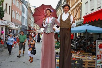 In Crimmitschau geht es hoch her - Dieses Besucherpaar hatte in der Fußgängerzone eine besondere Perspektive auf das Crimmitschauer Marktfest.
