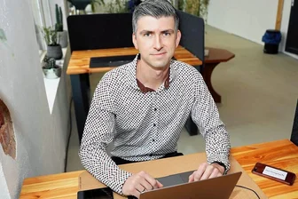 In Crimmitschau können jetzt Arbeitsplätze gemietet werden - Tobias Haertel aus Lichtentanne ist mit seinem mobilen Büro einer der ersten Nutzer des neuen Coworking Space in Crimmitschau. Der 38-Jährige startet in der Immobilienbranche neu durch. 