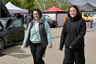 „In den Autohandel würde ich nicht gehen“: Wie sich die VW-Krise auf der Ausbildungsmesse in Zwickau bemerkbar macht - Amy aus Werdau (rechts) informierte sich zusammen mit ihrer Mutter Nancy Sprotte in Zwickau über Ausbildungsmöglichkeiten.