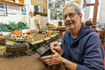 In den Dorfstuben Trieb rollen die Minizüge - Die Weihnachtsausstellung in Trieb hat Tradition: 2022 zeigte Hans-Peter Arnold aus Oberlauerbach seine Märklin-Modellbahn von 1930.